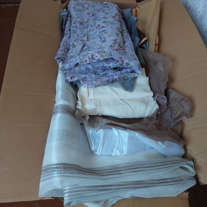 Продаютсяновые  кустки ткани от партьер и тюли