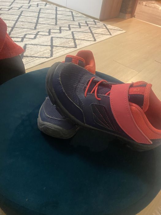 Vand adidasi marimea  33 la super pret