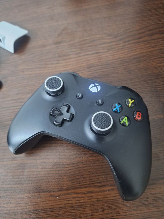 XBOX ONE S 1TB + 2 manete si accesorii