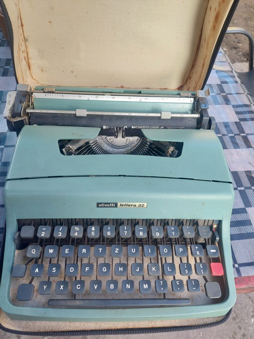 Mașina de scris vintage 1950 Marca Princess 200 si Olivetti Lettera 32