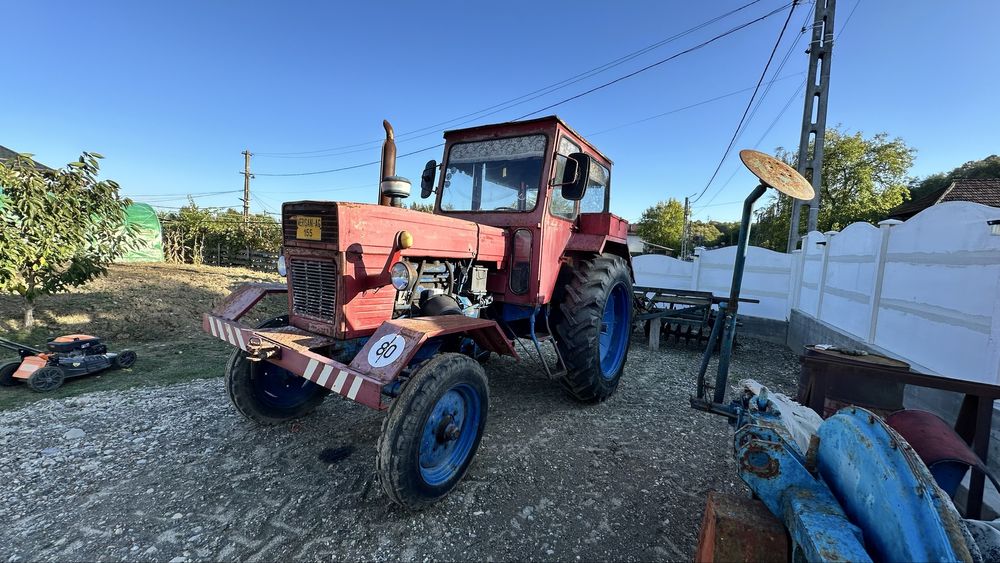 Tractor U650, plug, semnatoare , disc , remorca erbicidoare