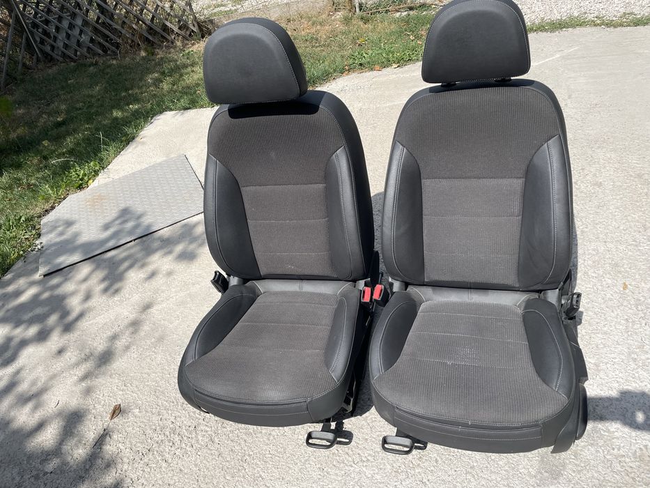 Предни и задни седалки insignia