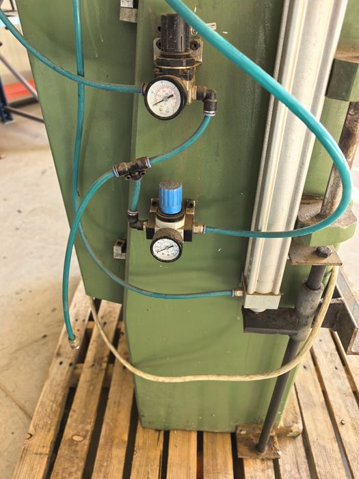 Верижна дълбачка за врати с пневматика.