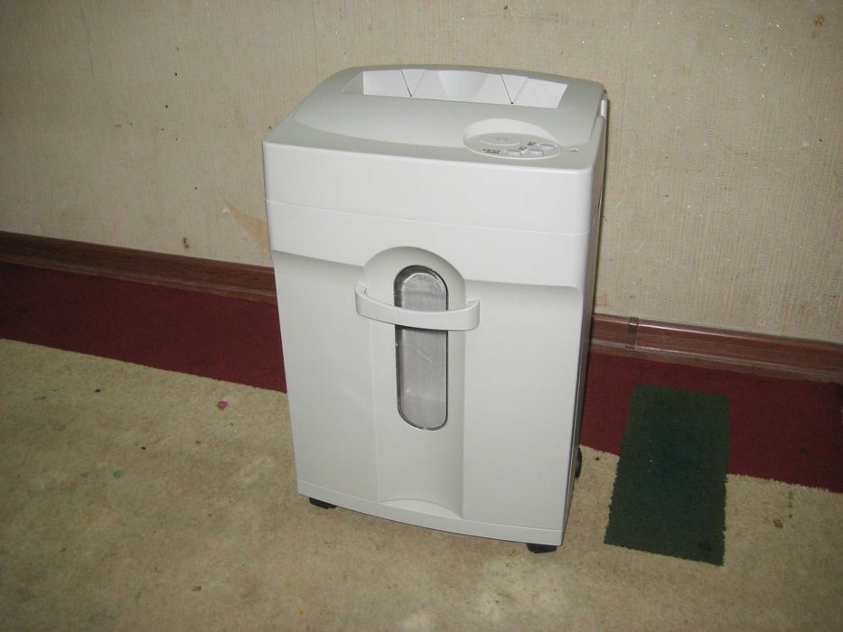 Шредер уничтожитель бумаг 20лт Deli оригинал новым состоянии!