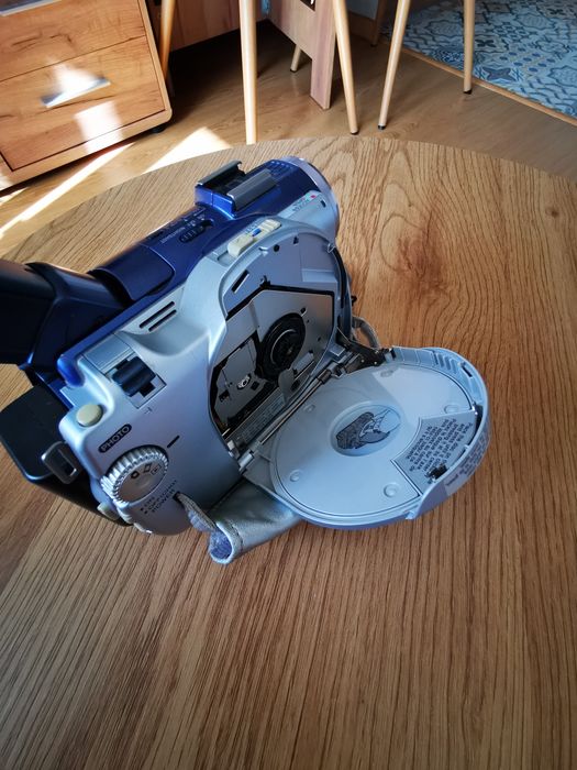Камера Sony DCR-DVD 100E
