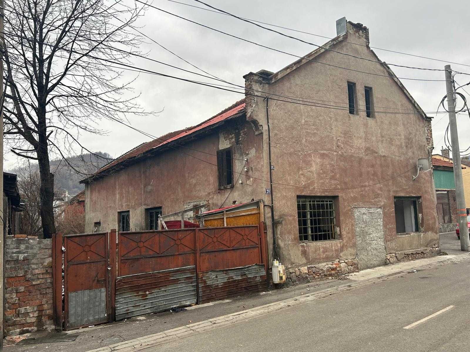 Casa de renovat 371 mp + teren 546 mp Petrosani