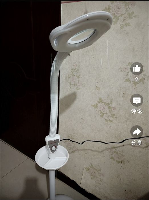 Лампа с лупой на колесиках