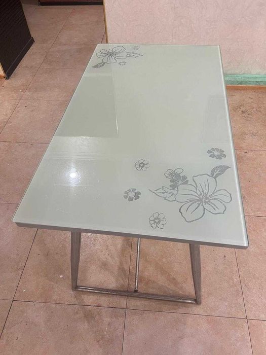 Продам стол стеклянный обеденный (кухонный) б/у