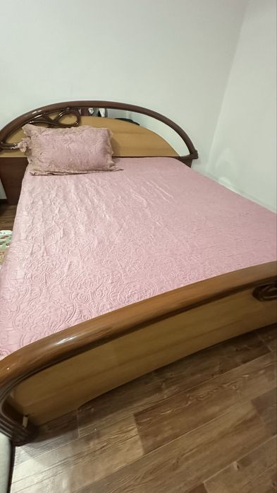 кровать двухспальняя коричневый цвет в хорошем состоянии коричнего цве