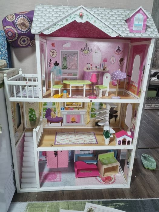 Домик для кукол  в отличном состоянии