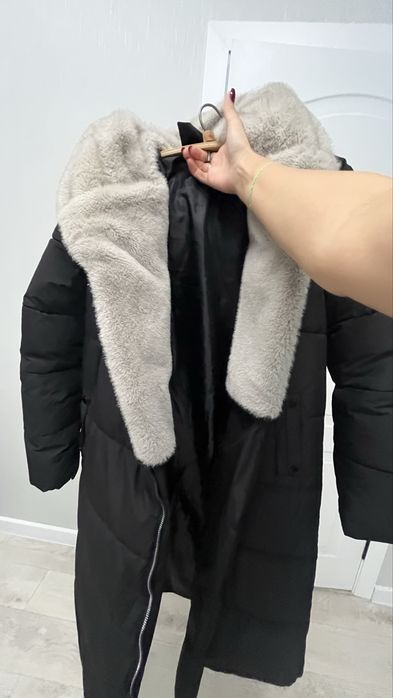 Продам зимнюю куртку пуховик как новая