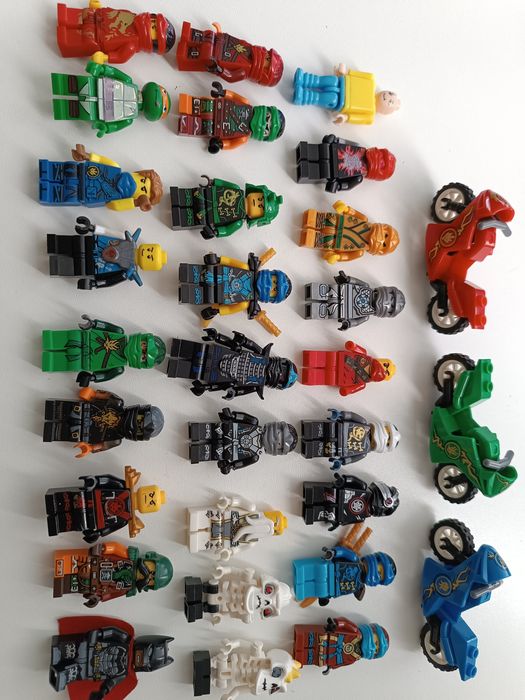 Играчки от шоколадови яйца и Лего фигурки