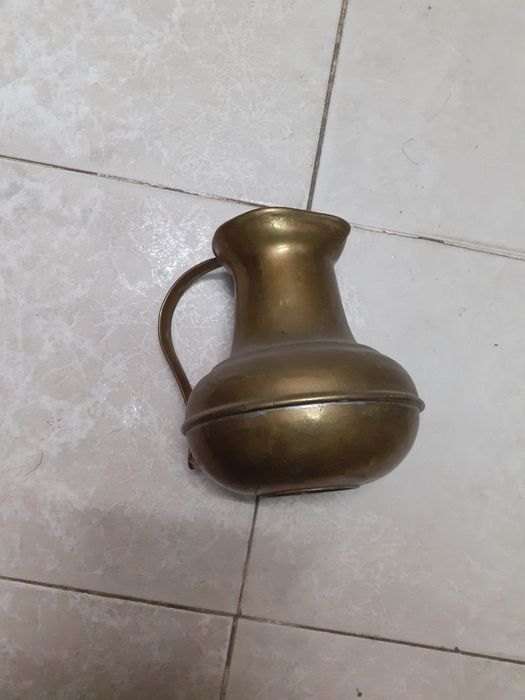 Меден стар чайник и масивна бронзова кана