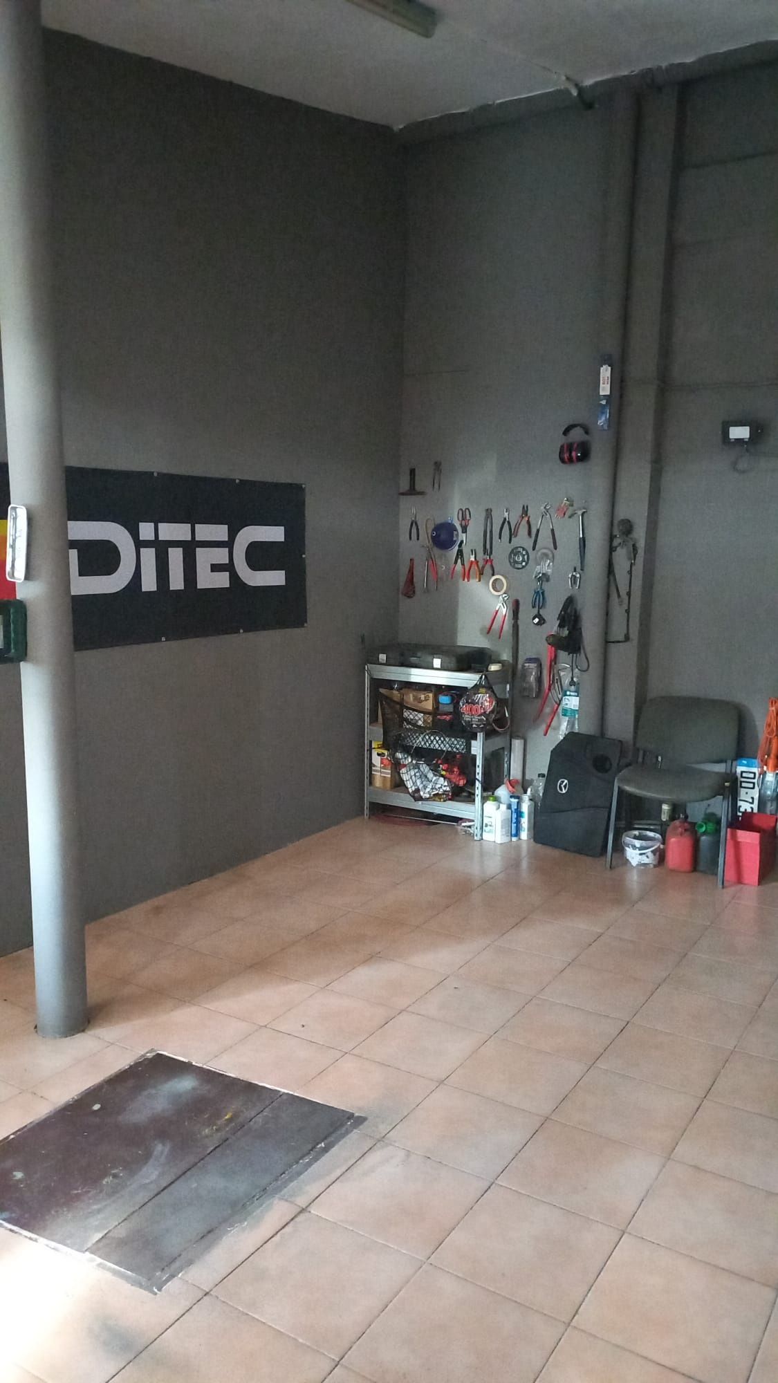 Spatiu detailing auto echipat de inchiriat