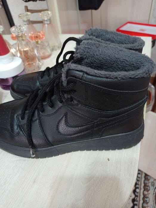 Продам женские кроссовки