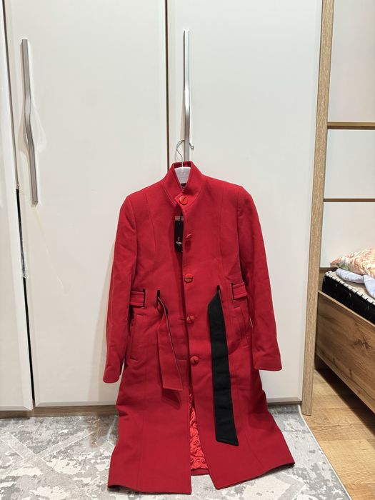 Пальто новая , красная