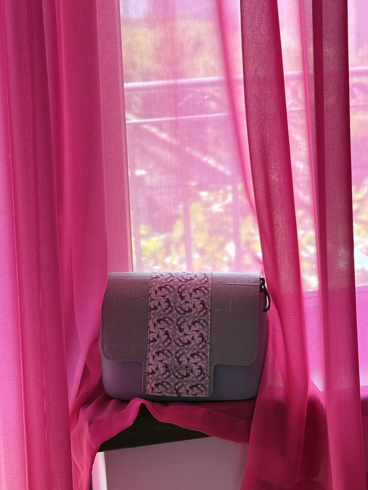Чанти Guess, Converse, Jimmy Choo, Obag и Kendall+Kylie