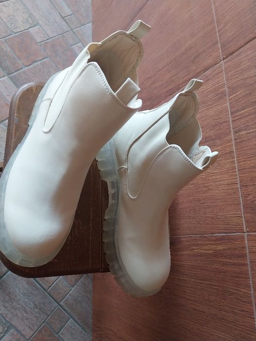 Боти,38.5номер,носени единствено от магазина до  вкъщи в деня на покуп
