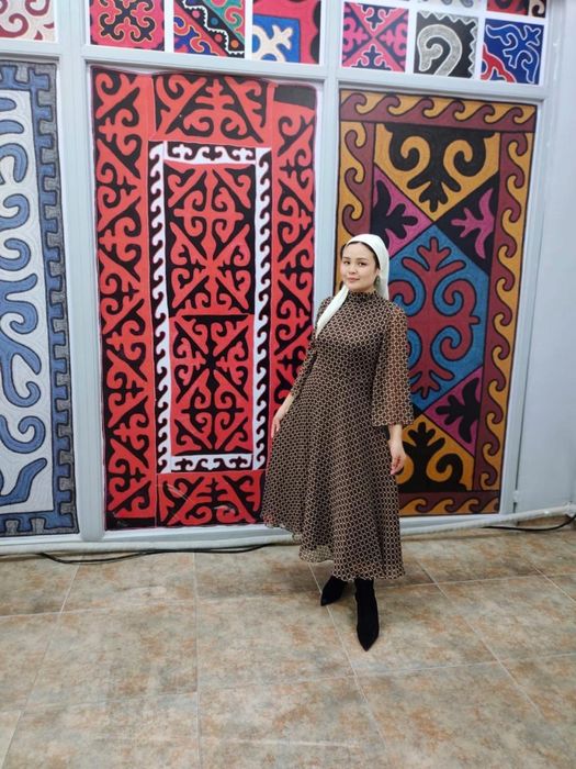 Тамен брендінің көйлегі. 2 рет киілді.бағасы-40000. Доставка бар.