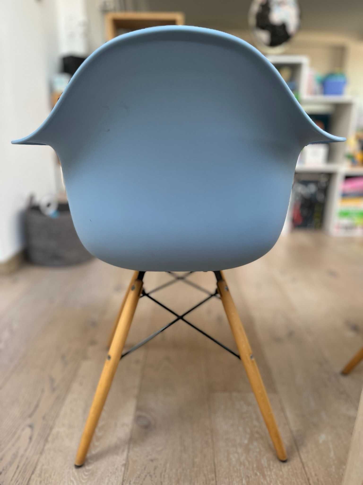 Vand 8 scaune design (replica Eames)