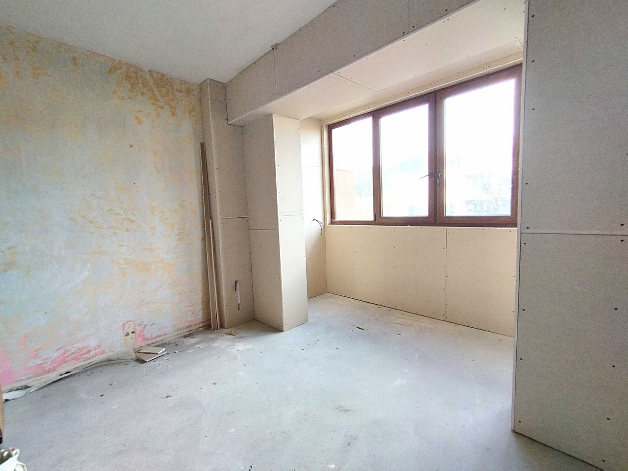 Продава се Тристаен апартамент в Перник, Изток - 90 кв.м за 1262 €/кв.м - Снимка #1