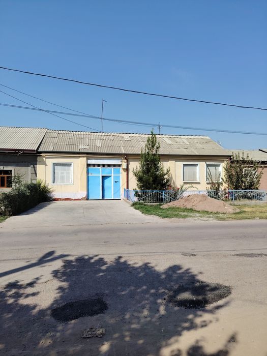 Hovli  uy sotiladi