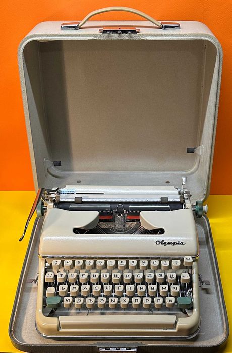 Пишеща Машина Олимпия Olympia3 Цвята Кирилица нова лента топ състояние