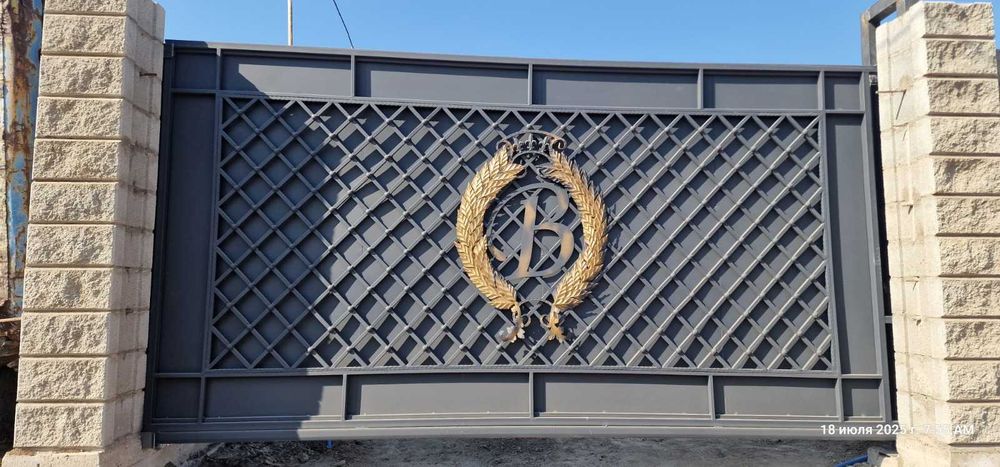 Стильные откатные ворота с калиткой