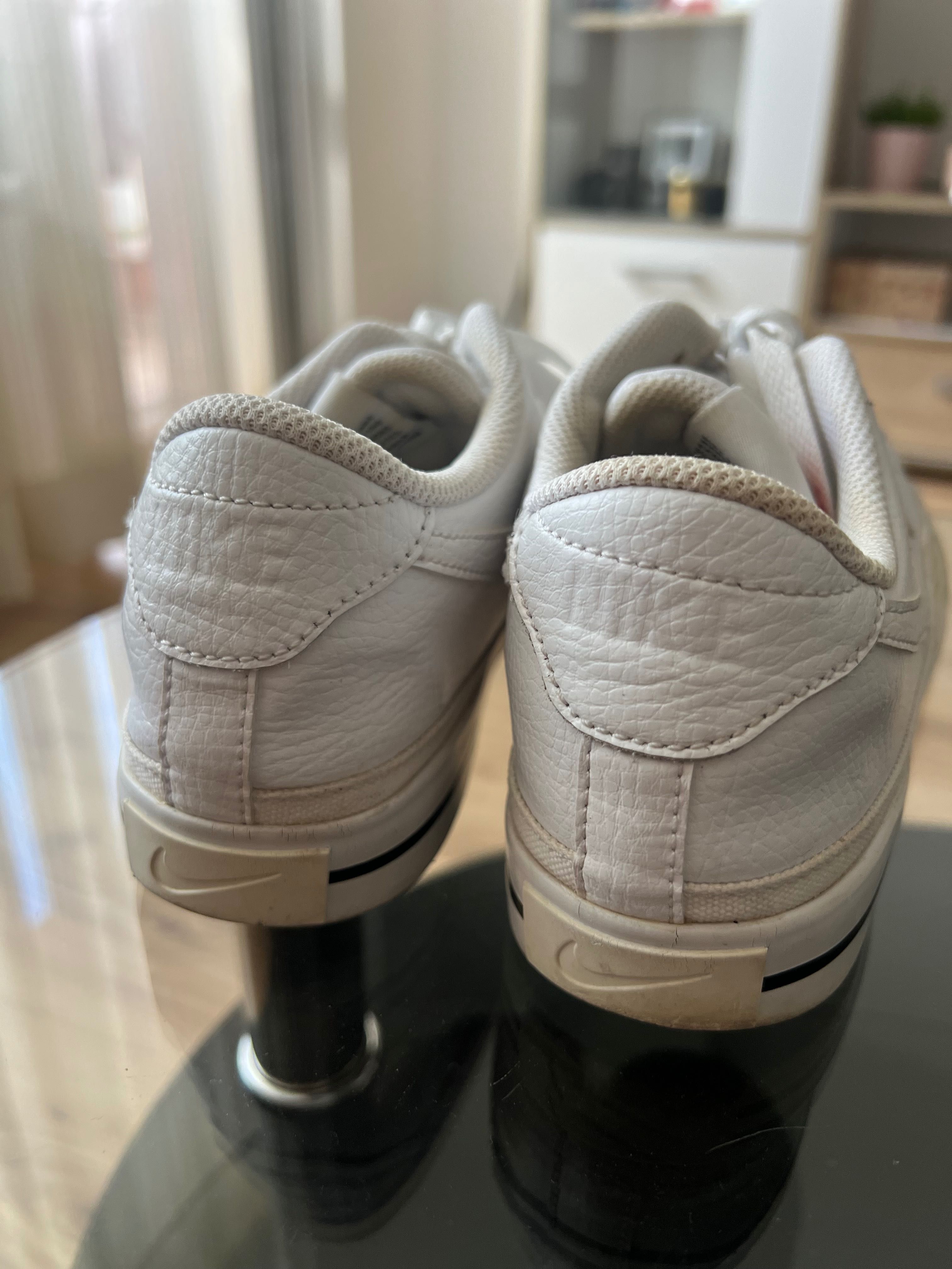 Бели Nike подходящи и за лятото