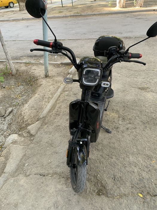 Новый скутер состояние отличное недостатков нету багаж спереди есть