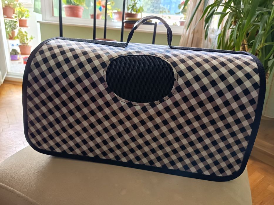 Продавам чанта за малко куче .