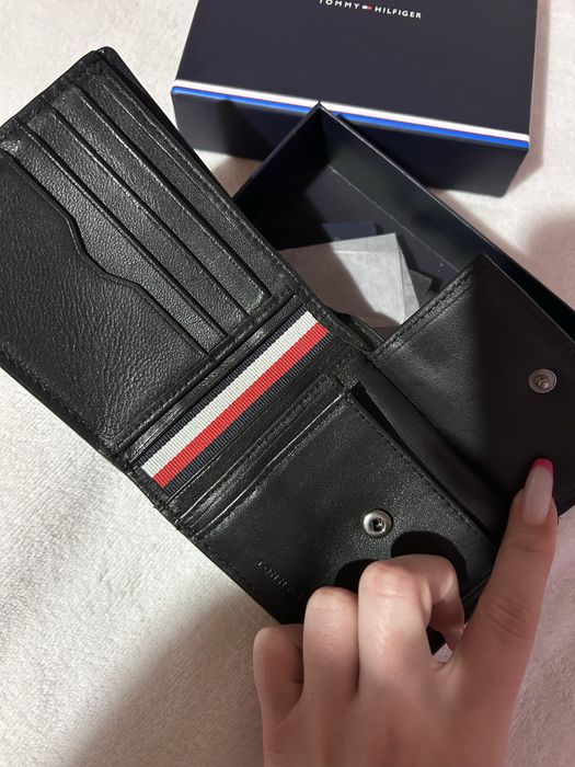 Мъжко оригинално портмоне на Tommy Hilfiger