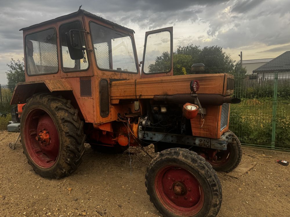 Vând tractor  , plug , disc , greblă , cositoare , instalatie