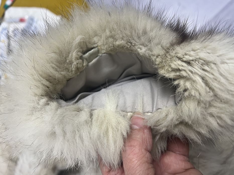 Haina blana foarte putin imbracata