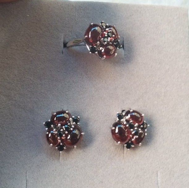 Сребърен комплект с естествен гранат