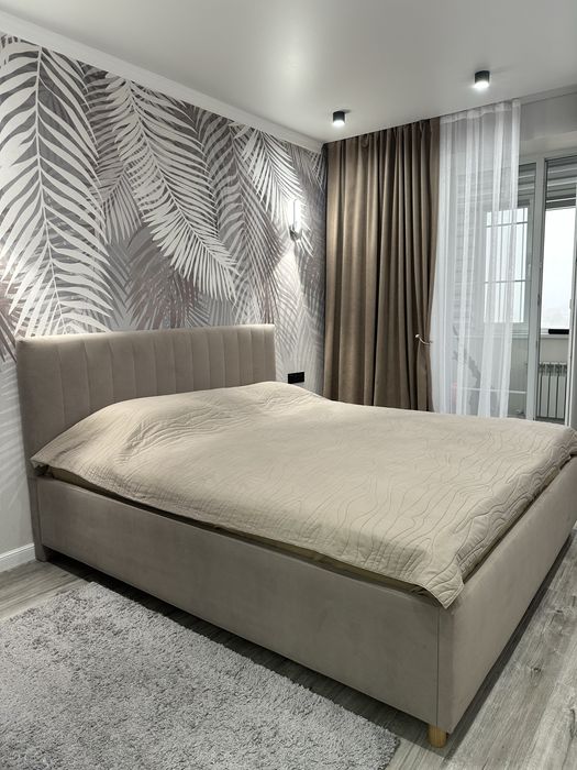 Двуспальная кровать с ортопедическим матрасом