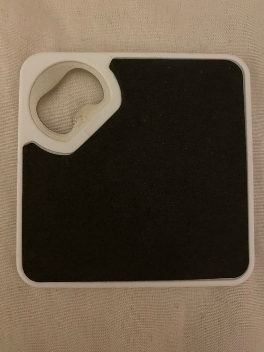 Подложка за чаша с метална отварачка