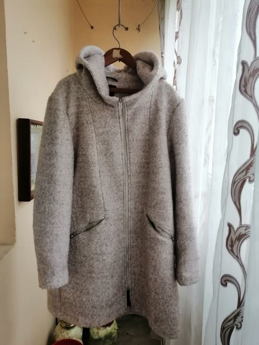 Vând FF urgent haina de stofa crem, cu gluga , starefbuna