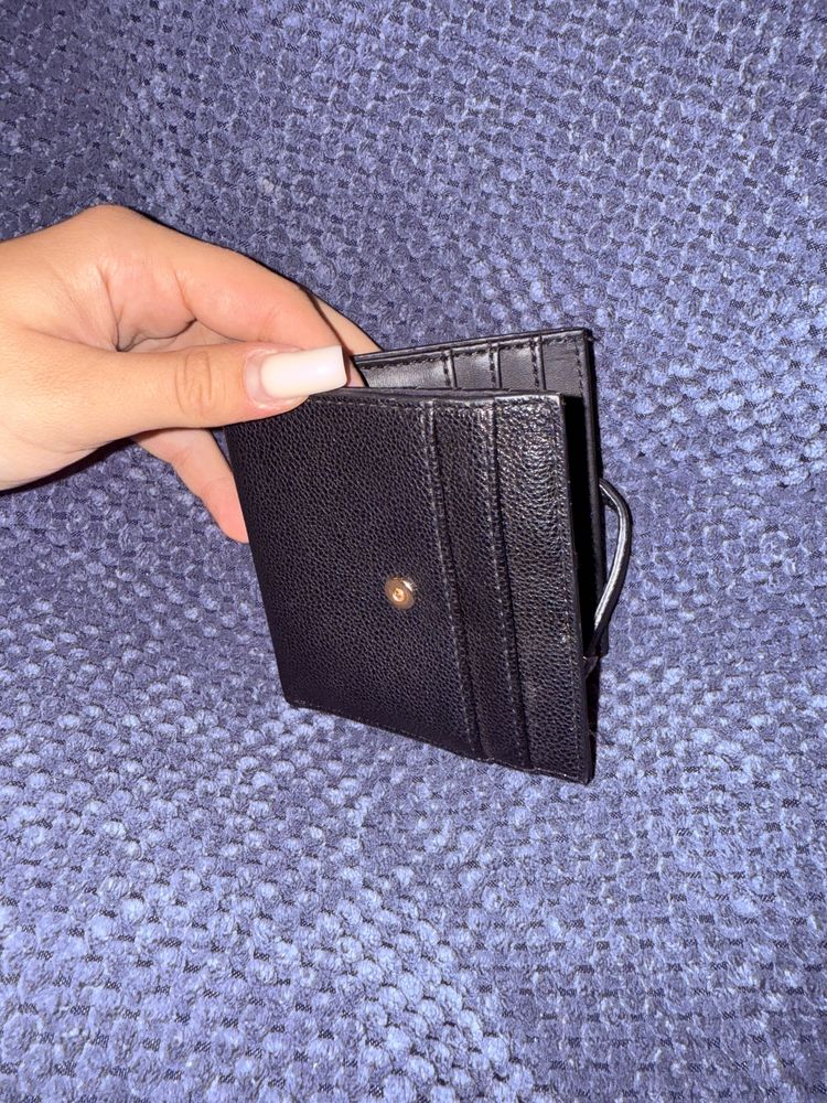 Продавам портмоне Guess