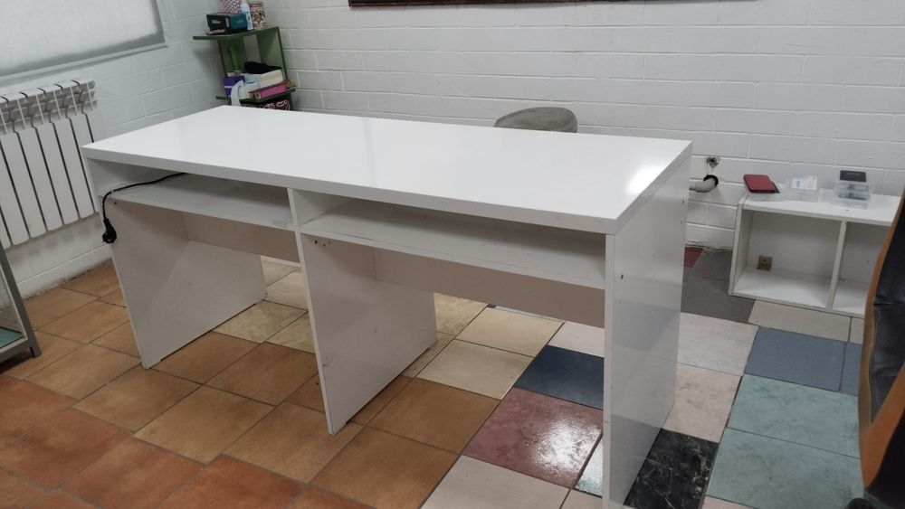 Продам стол маникюрный на два рабочих места