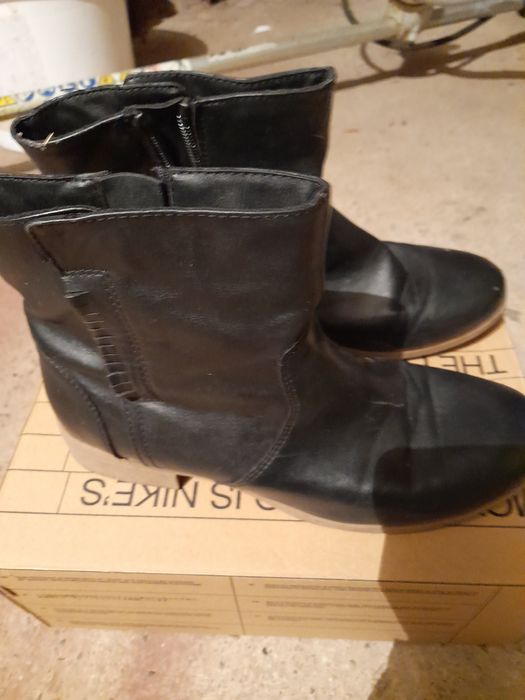 Vând 3 perechi de cizme de dama ,la prețul de una singura