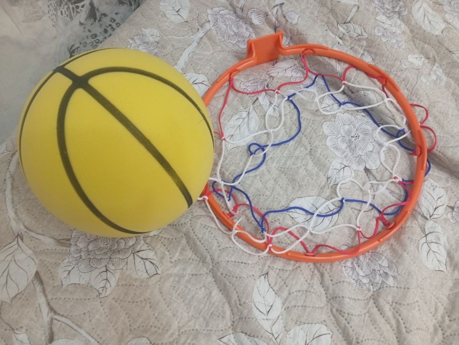 Баскетбольное кольцо с мячом