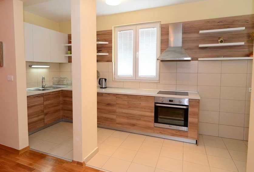 Дава се под наем Тристаен апартамент в Пловдив, Коматево - 90 кв.м за 346.8 € - Снимка #1