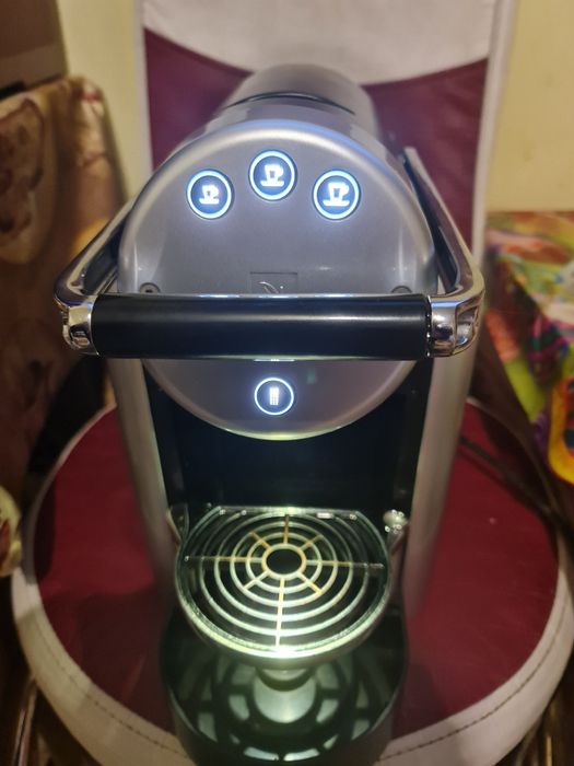Vând expresor nespresso zeus