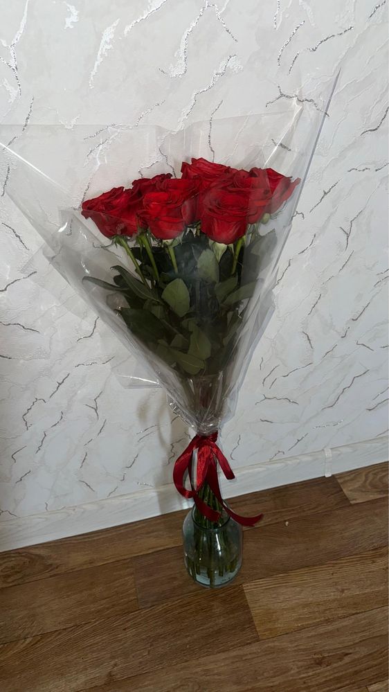 Продам шикарный букет из 11 красных роз роз сорта Red Naomi.