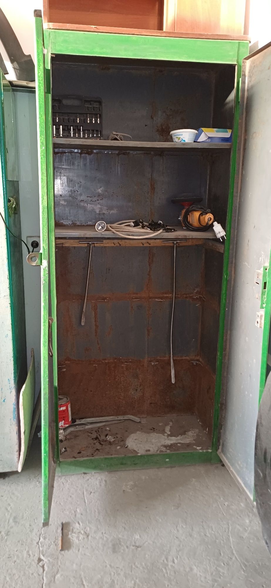 Temir shkaf instrument va kiyimlar uchun