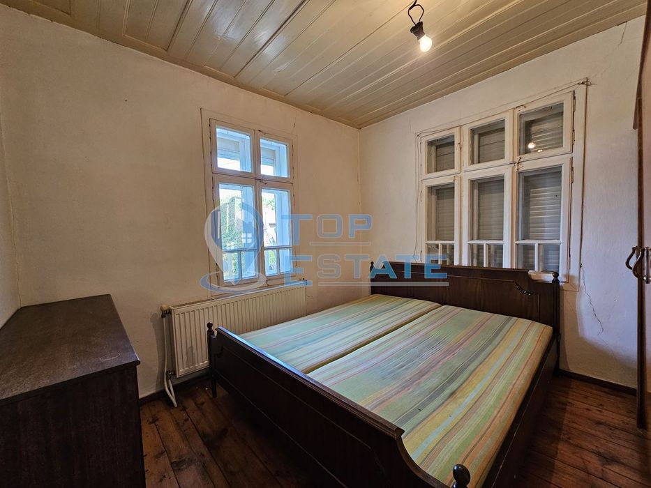 Ремонтирана и обзаведена къща с два санитарни възела в село Хотница,