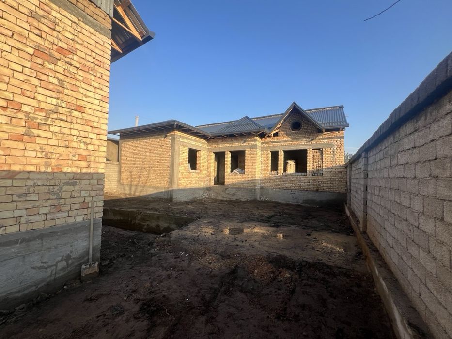 Продаю дом каробка срочна 5 сотик  9 комнат