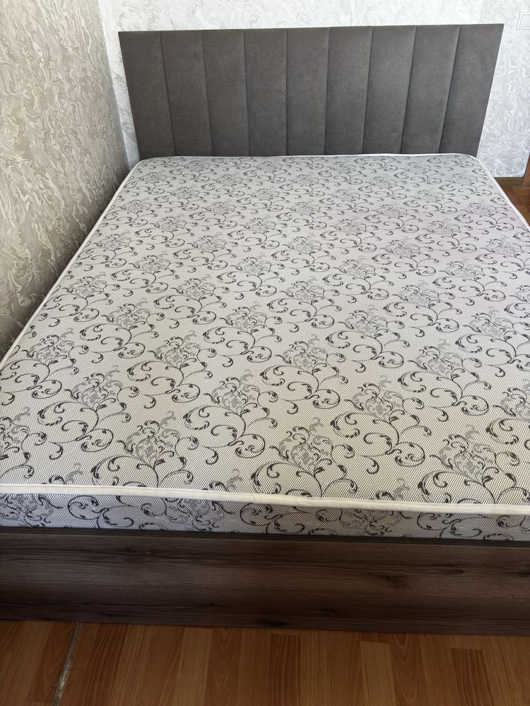 Кровать с матрасом, отличное состояние!
