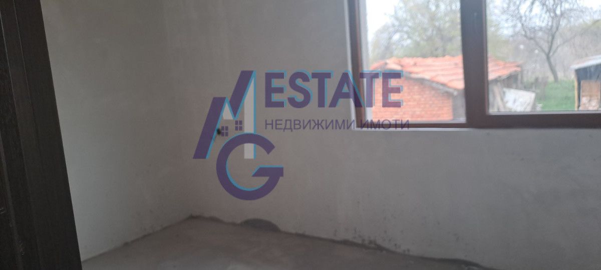 Две къщи в един двор в село Кръстина, обл. Бургас.